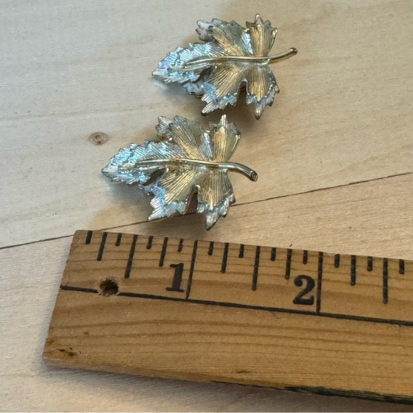 Two Toned Sarah Coventry Vintage Leaf Maple Fall Autumn Pin Brooch - Picture 9 of 10